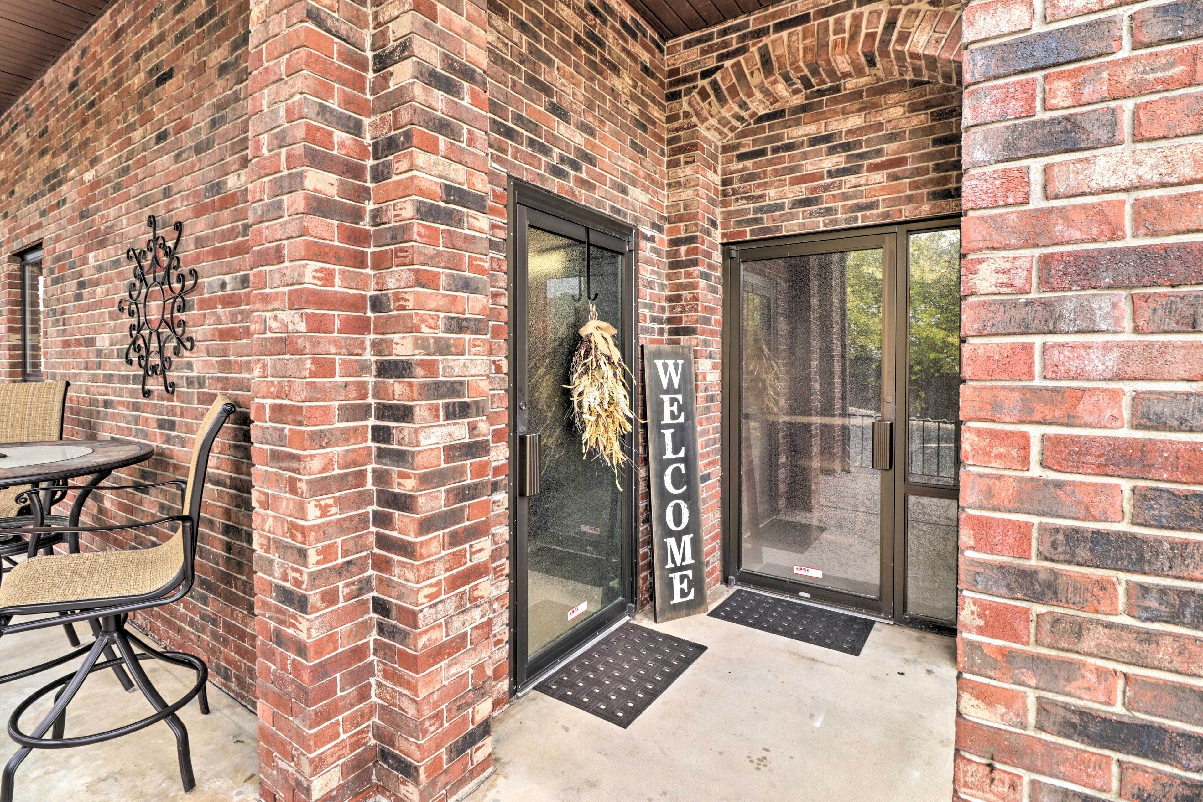 Roomy Multi-family Retreat in Dtwn Mountain Home!