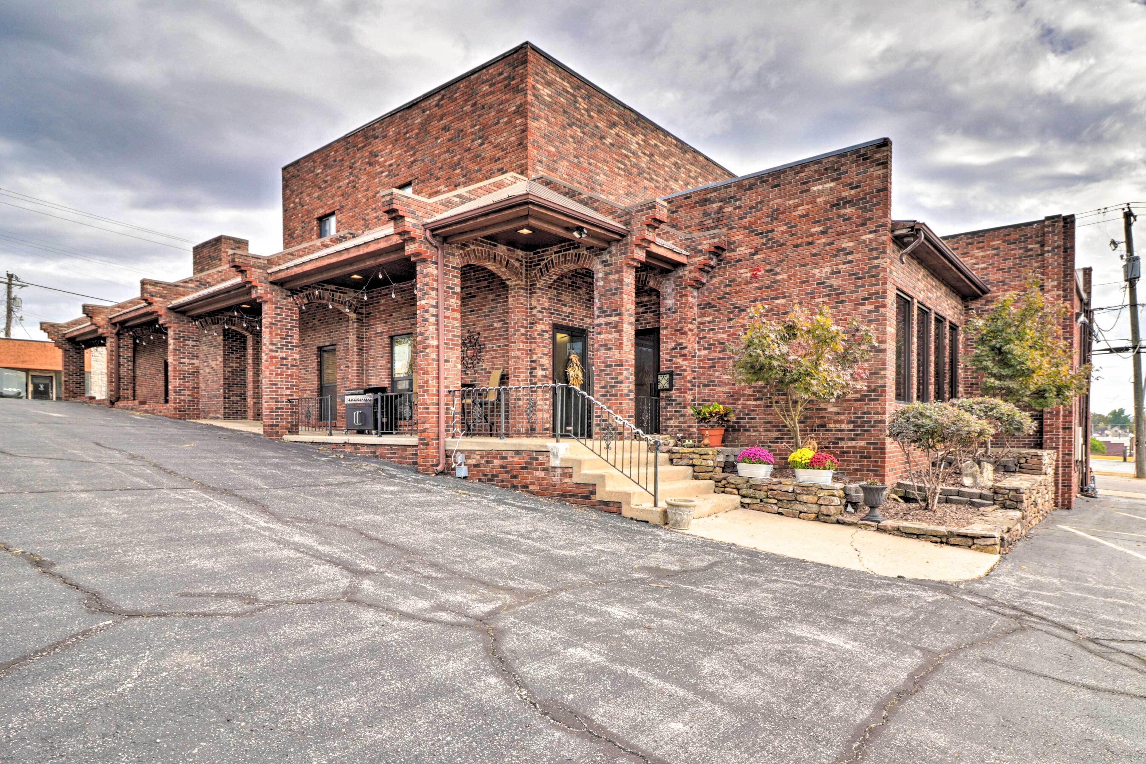 Roomy Multi-family Retreat in Dtwn Mountain Home!