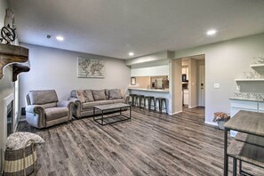 Living area - Cozy Branson Condo Near Lakes & Theatre District (Branson)