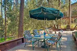 An outdoor patio with a table and chairs, surrounded by tall trees. - Beautiful Wooded Escape, Half-mi to Pine Mtn Lake! (Groveland)