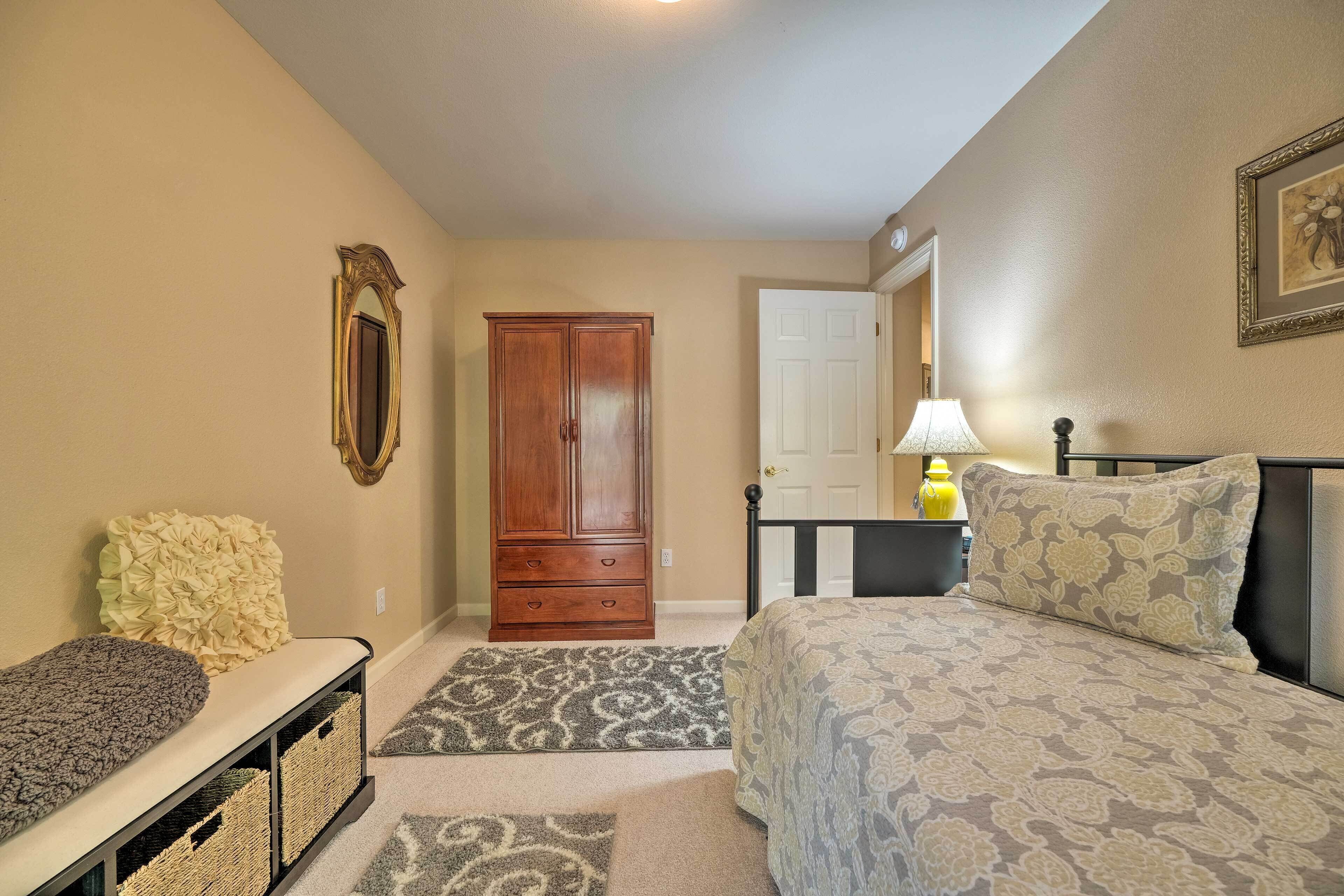 Convenient Apt w/ Fire Pit ~ Half-mi to Lake!