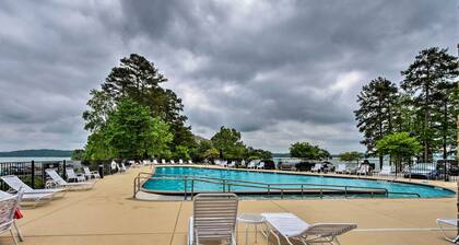 Lake Keowee Resort Condo w/ Balcony & Pool Access!
