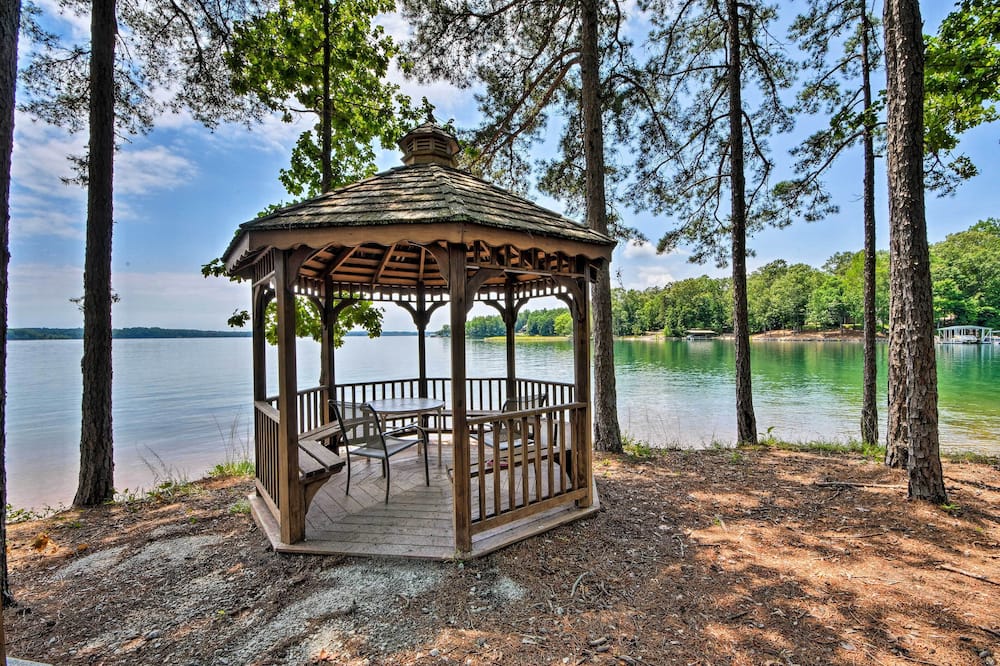 Lake Keowee Resort Condo w/ Balcony & Pool Access! - Lake Keowee, SC