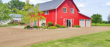 House (3 Bedrooms) | Exterior