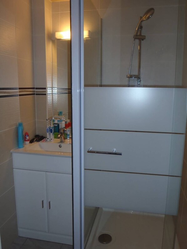 Bathroom - VILLA  3 ROOMS MEZ 48m2 + TERRACE 7m2 REF 4034 (MARSEILLAN PLAGE)