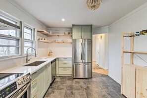 Microwave, oven, stovetop, dishwasher - Cozy Sag Harbor House Rental - Walk to Beach! (Sag Harbor)