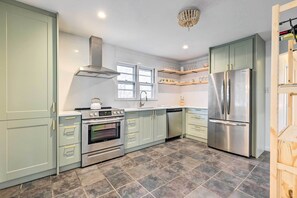 Microwave, oven, stovetop, dishwasher - Cozy Sag Harbor House Rental - Walk to Beach! (Sag Harbor)