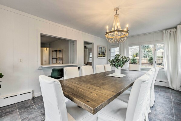 Dining - Cozy Sag Harbor House Rental - Walk to Beach! (Sag Harbor)