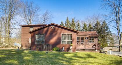 Charming Pymatuning Lake House Near Park & Beach