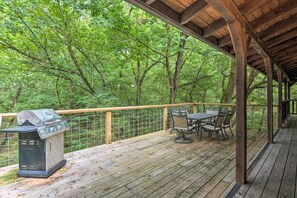 Outdoor dining - Secluded Northwest Arkansas Cabin: Fire Pit & Deck (Sulphur Springs)