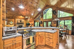 House (3 Bedrooms) | Private kitchen | Microwave, oven, stovetop, dishwasher - Secluded Northwest Arkansas Cabin: Fire Pit & Deck (Sulphur Springs)