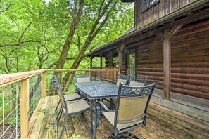 Outdoor dining - Secluded Northwest Arkansas Cabin: Fire Pit & Deck (Sulphur Springs)