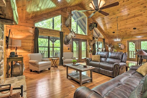 Secluded Northwest Arkansas Cabin: Fire Pit & Deck
