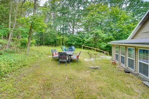 Outdoor dining - Catskills Home + Fire Pit Near Hiking, Skiing (Cairo)