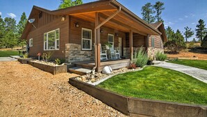 A modern two-story house with a covered porch, stone foundation, and a well-maintained lawn. - Luxe Home ~ 2 Mi to Bryce Canyon National Park! (Bryce Canyon)