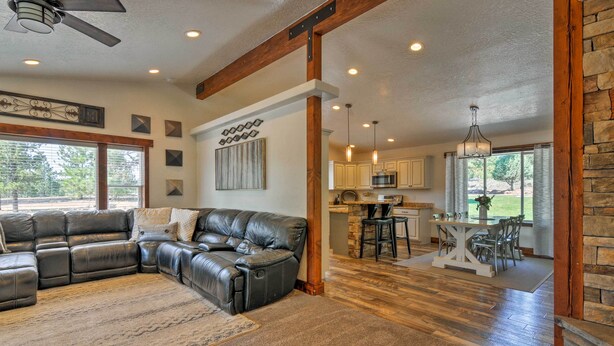A spacious living room with a leather sectional sofa, a dining area with a table and chairs, and a kitchen in the background. - Luxe Home ~ 2 Mi to Bryce Canyon National Park! (Bryce Canyon)