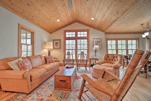 Interior - Woodsy Smoky Mtn Hideaway w/ Grill & Views! (Cashiers)