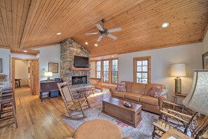 Interior - Woodsy Smoky Mtn Hideaway w/ Grill & Views! (Cashiers)