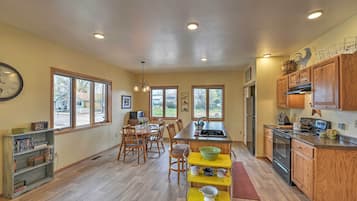 House (3 Bedrooms) | Interior