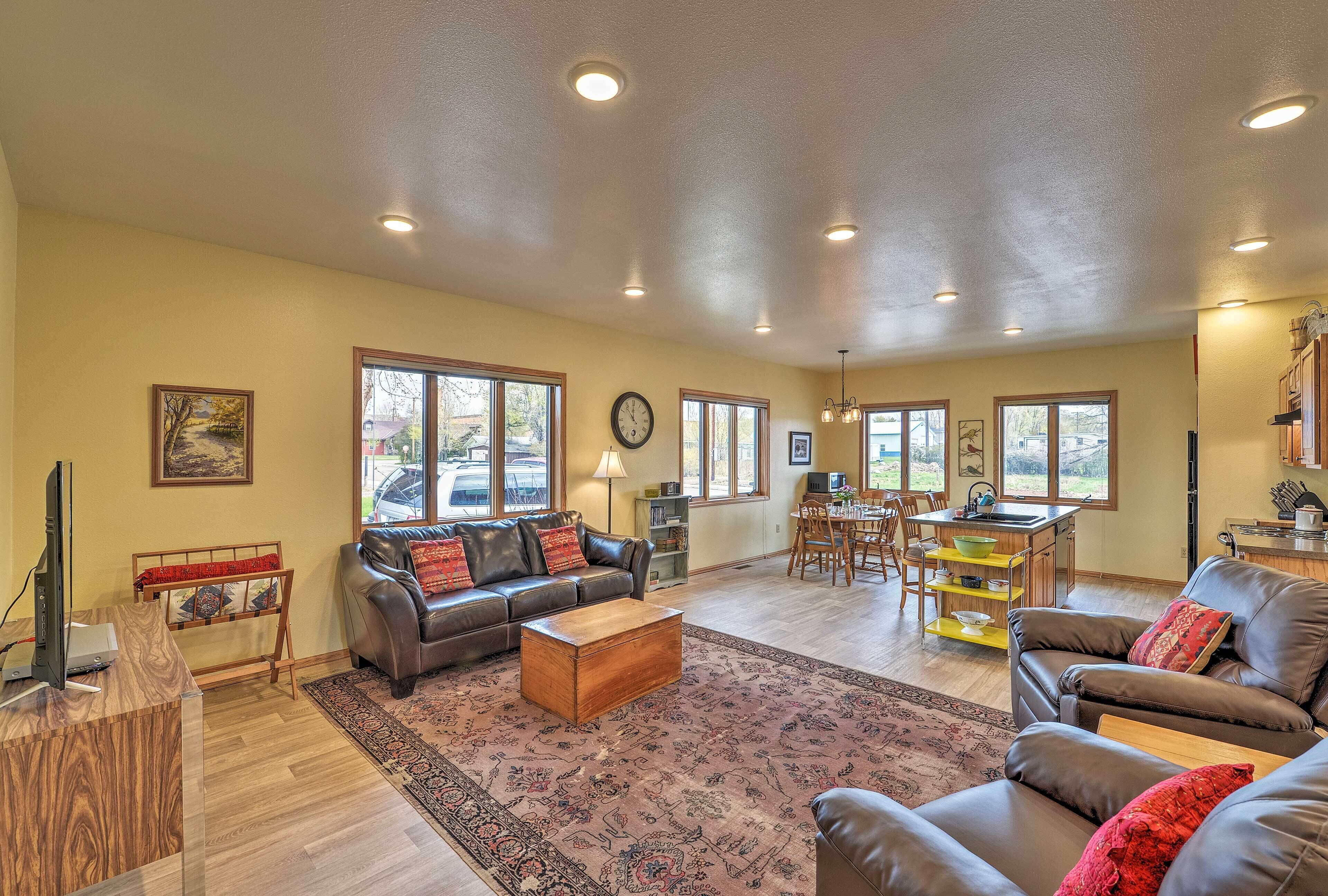 Large Ten Sleep Home on Main St, 10 Mins to Canyon