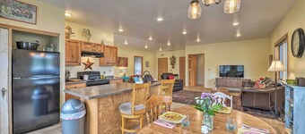Large Ten Sleep Home on Main St, 10 Mins to Canyon