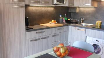 Refrigerador, microondas, utensilios de cocina, freezer