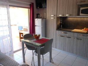 Frigorifero, microonde, pentole/stoviglie/utensili, freezer
