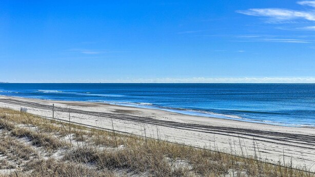 A beach with a clear sky and calm sea. - Atlantic Beach Home w/ Decks & Fire Pit (Atlantic Beach)