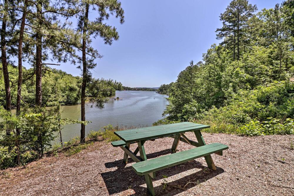 13 Mi to Hot Springs: Serene Royal Home w/ Deck! - Lake Ouachita, AR