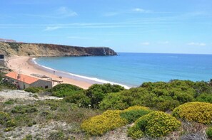 A coastal landscape with a beach, cliffs, and dense greenery. - Villa Drop In with private pool and garden in Sagres (Sagres)