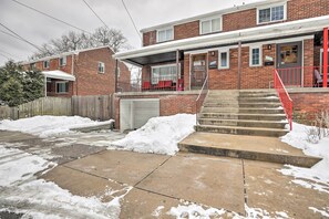 Apartment (4 Bedrooms) | Interior - 6 Mi to Dtwn: Pittsburgh Townhome w/ Porch (Pittsburgh)
