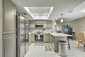 Private kitchen - Palm Harbor Home w/ Pool & Golf Course Views! (Palm Harbor)