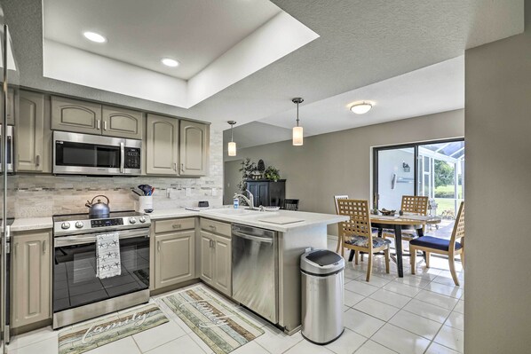 Private kitchen - Palm Harbor Home w/ Pool & Golf Course Views! (Palm Harbor)