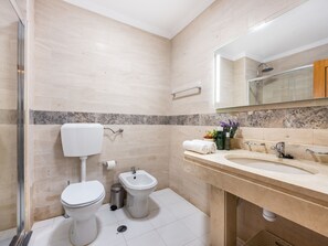 Bathtub, towels