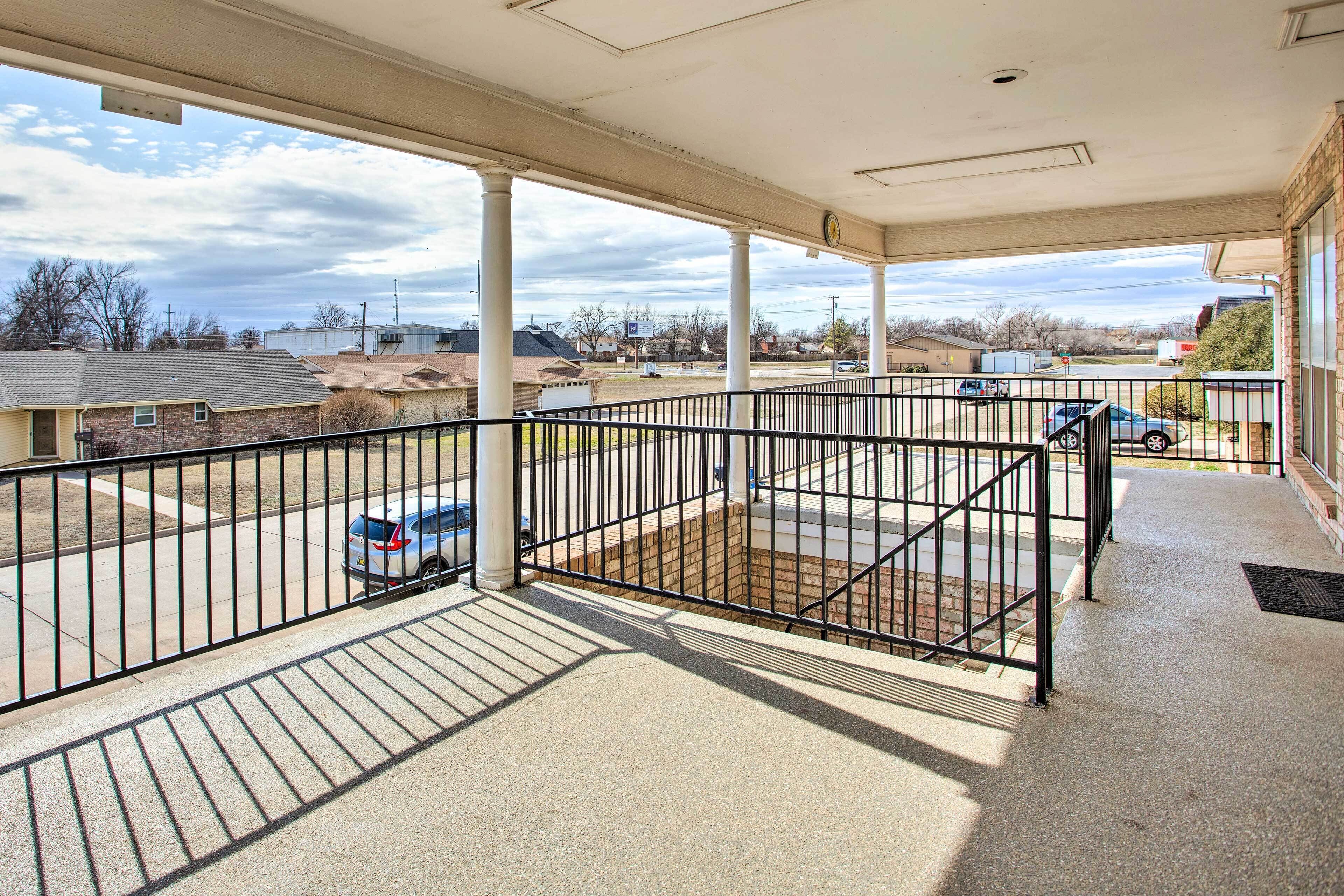 Cozy Enid Condo ~ 2 Mi to Historic Downtown!