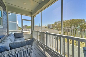Interior - Bright Coastal Abode With Porch & Beach Access! (Carolina Beach)