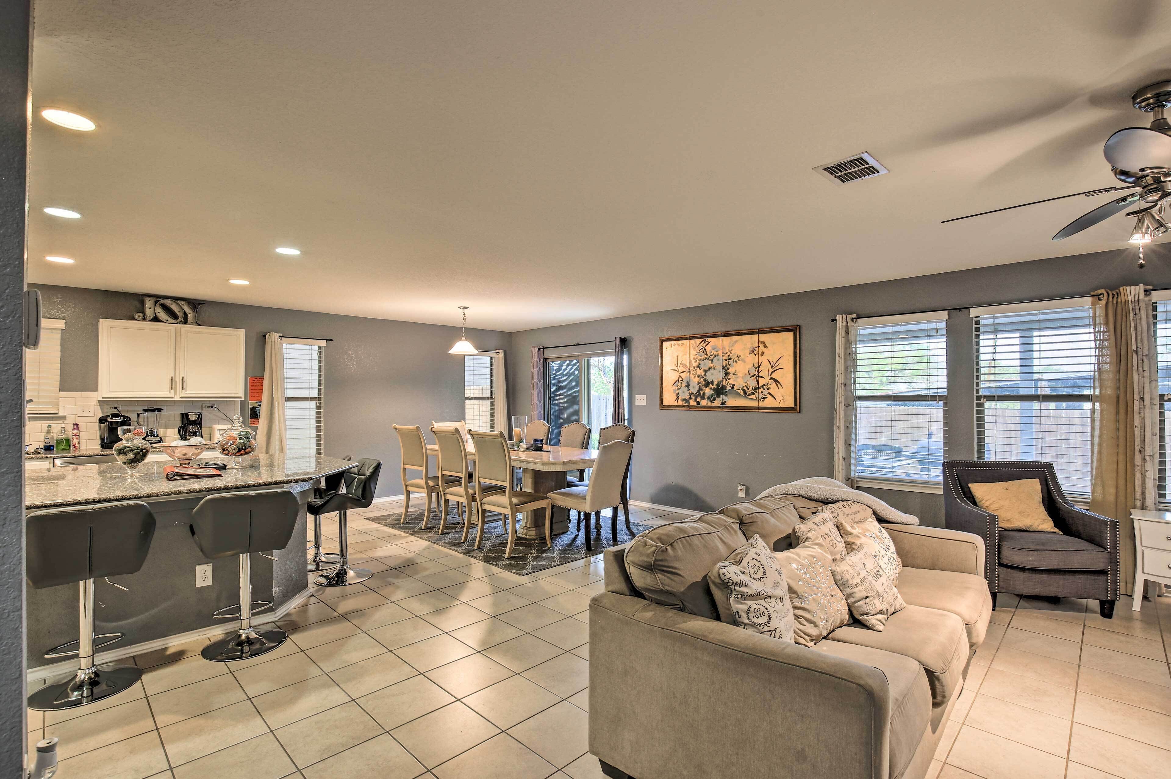 Pet-friendly Getaway w/ Yard ~ 4 Mi to Seaworld!