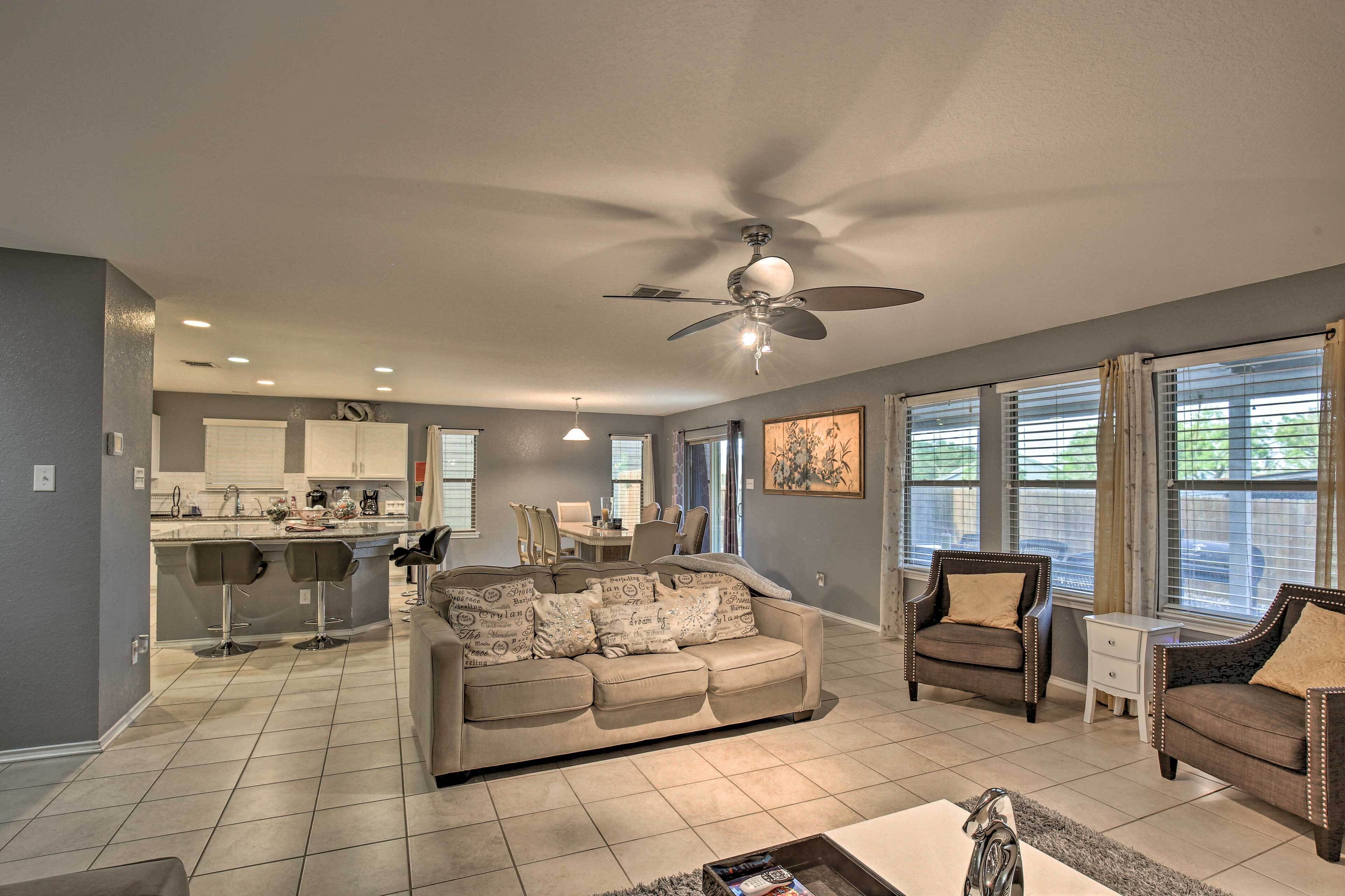 Pet-friendly Getaway w/ Yard ~ 4 Mi to Seaworld!