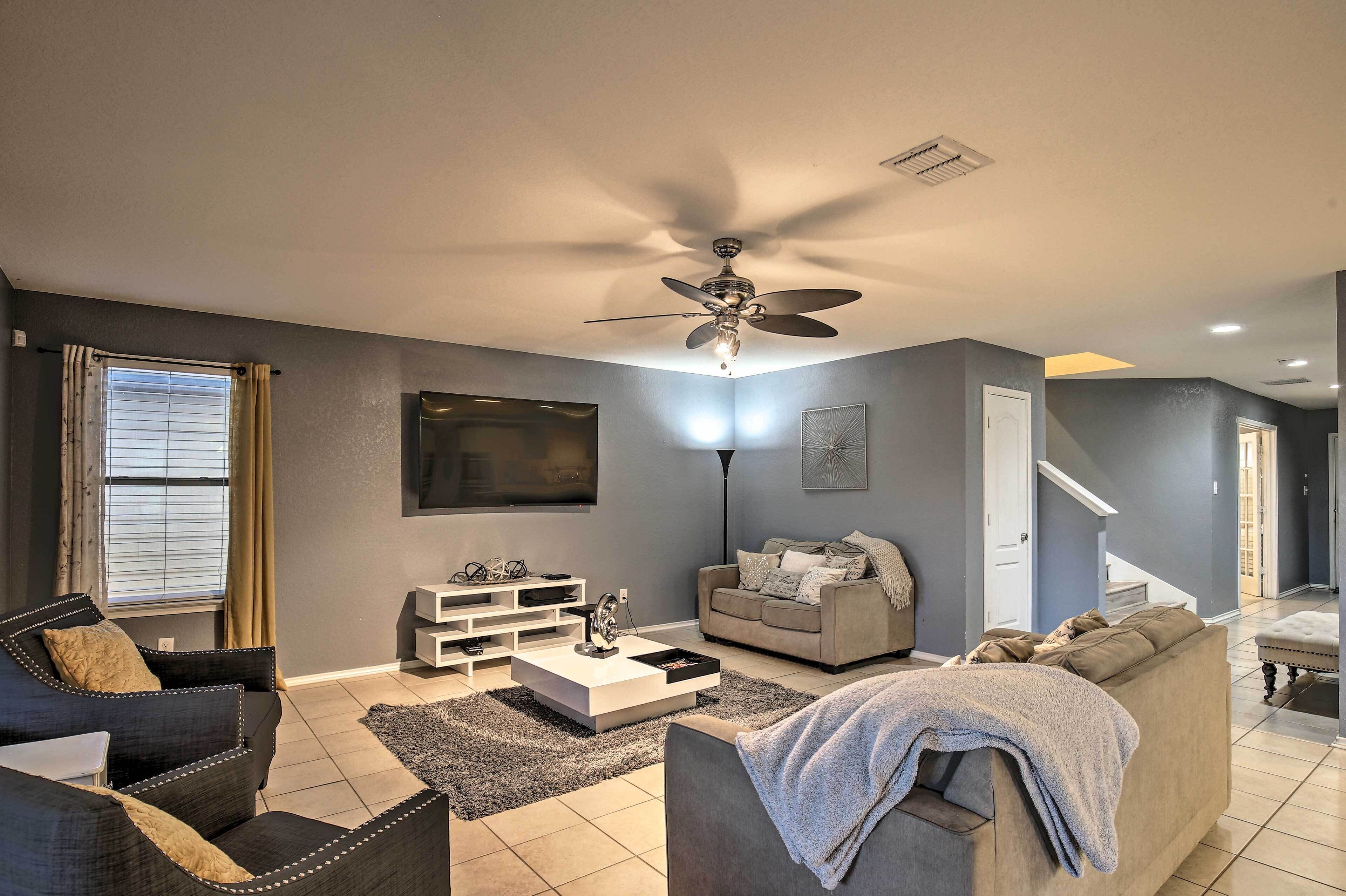 Pet-friendly Getaway w/ Yard ~ 4 Mi to Seaworld!