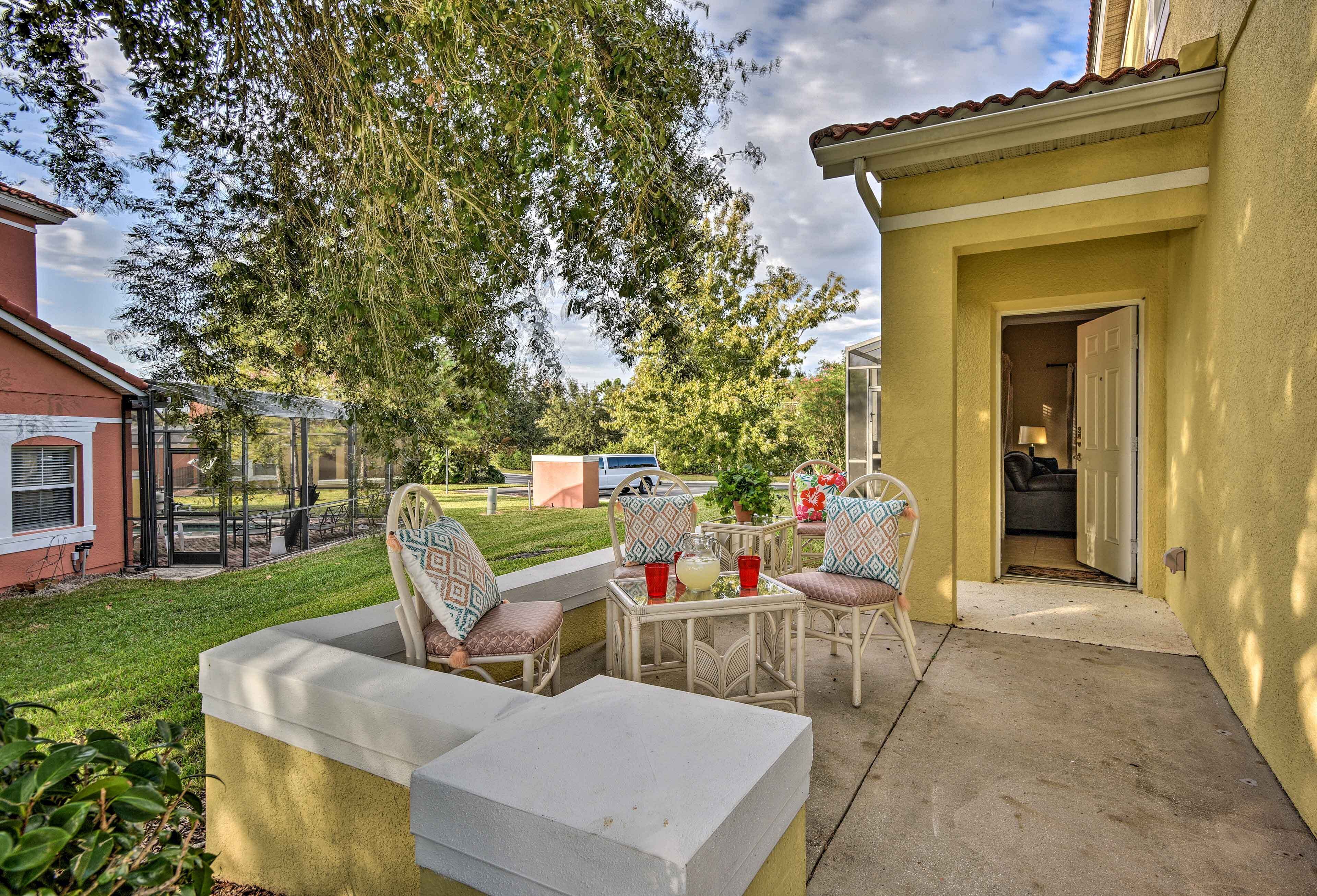 Une terrasse extérieure avec un espace salon, une table et des chaises.