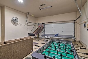 Apartment (5 Bedrooms) | Interior - Expansive Townhome w/ Game Room & Community Pool (Branson West)