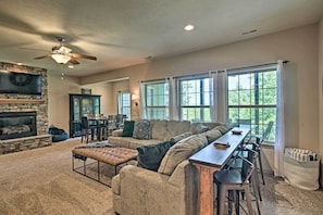 Apartment (5 Bedrooms) | Interior - Expansive Townhome w/ Game Room & Community Pool (Branson West)