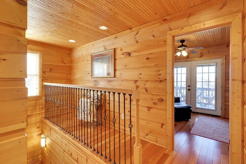 Decks & Panoramic Views: Rustic Sparta Cabin