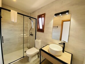 Shower, towels - Casa Rainer - one of a kind accommodation! (Sagres)