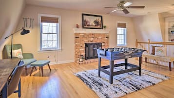 Cottage (2 Bedrooms) | Game room