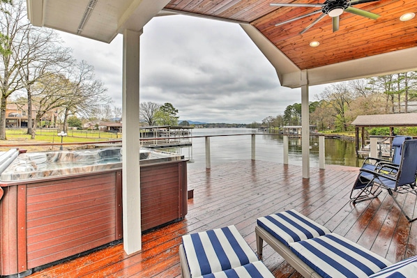 Terrace/patio - Boat Dock & Kayaks: Waterfront Hot Springs Home! (Hot Springs)