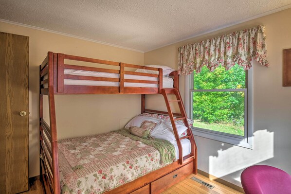 House (3 Bedrooms) | Interior - Woodsy Diamond Point Getaway - 5 Mi to Lake George (Lake George)
