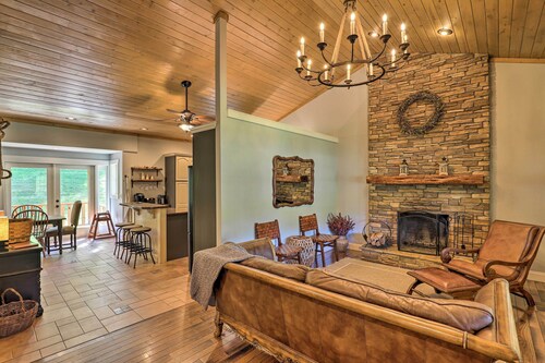Game Room, Theater + Deck: Burnsville Cabin!