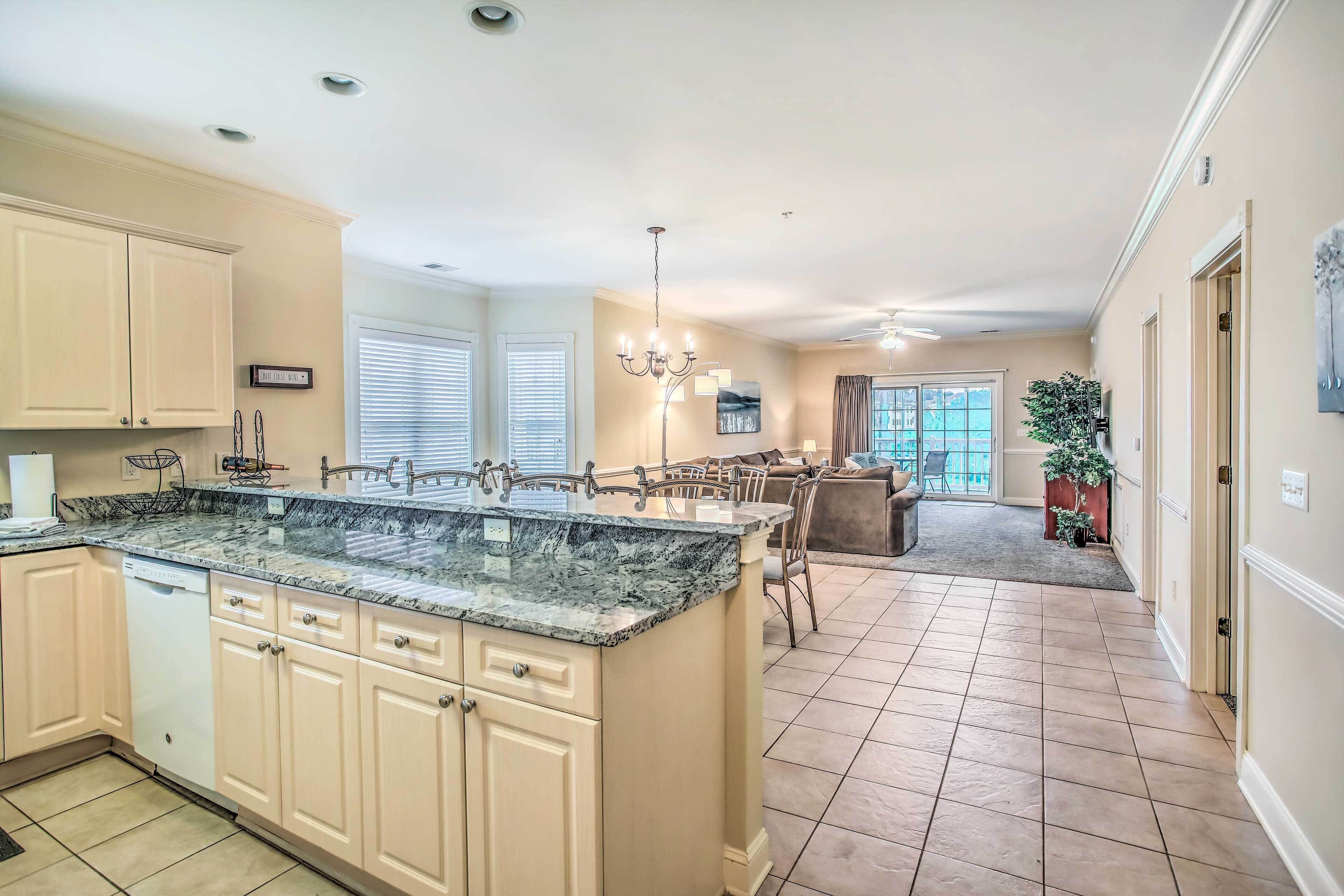 Sunny Myrtlewood Condo w/ Golf & Pool: Near Beach!
