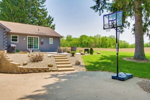 A house with a basketball hoop in the backyard. - Spacious Massillon Log Cabin w/ Fire Pit! (Massillon)